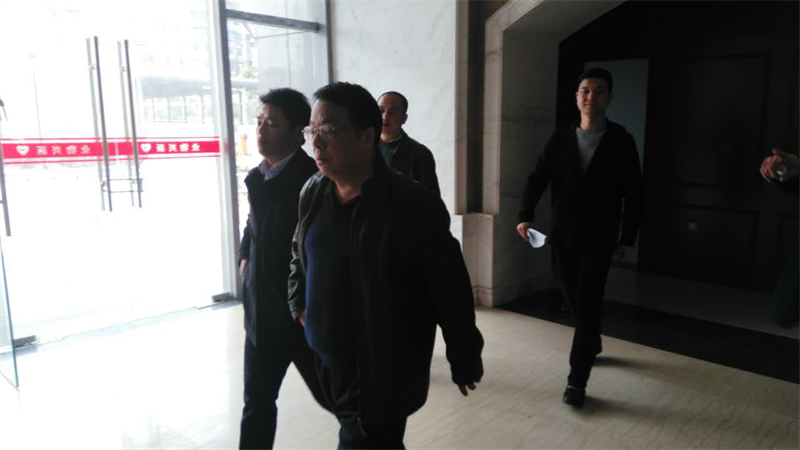 集團(tuán)公司總經(jīng)理萬先逵、副總經(jīng)理周志宏一行親臨利民佳苑小區(qū)現(xiàn)場指導(dǎo)工作